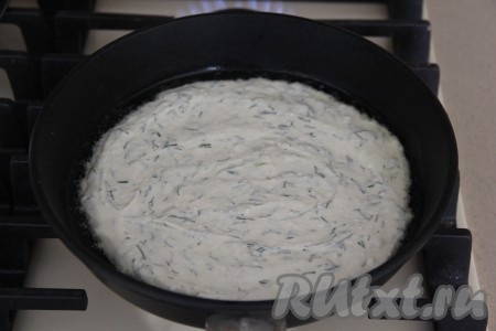 Влить немного масла в сковороду, очень хорошо его разогреть и выложить тесто, разровнять его.