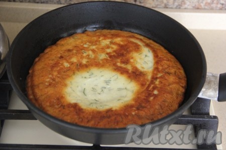 Затем перевернуть хачапури и жарить ещё 5 минут под крышкой.