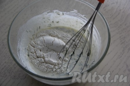 Затем всыпать муку, перемешать тесто для хачапури венчиком.