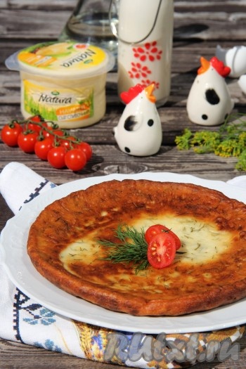 Нежное ленивое хачапури, приготовленное с творогом на кефире, переложить со сковороды на тарелку и сразу подать к столу. Это простое блюдо получается очень вкусным, попробуйте!