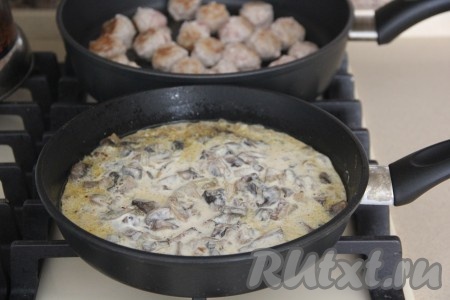 Влить воду, всыпать соль и специи, перемешать, дать закипеть, а затем потомить на небольшом огне грибной соус 3-4 минуты, снять с огня, дать немного остыть.