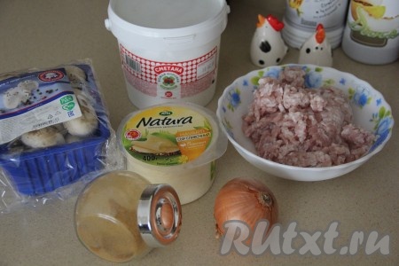 Подготовить продукты для приготовления тефтелей в грибном соусе в духовке. Мясной фарш можно купить готовый или сделать самостоятельно.