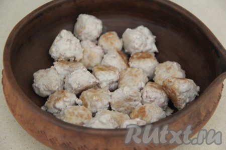 Переложить обжаренные тефтели в жаропрочную форму.