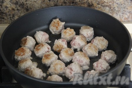 Обжарить тефтели до золотистого цвета на среднем огне со всех сторон. Не надо доводить мясо до готовности, достаточно, чтобы тефтельки подрумянились.