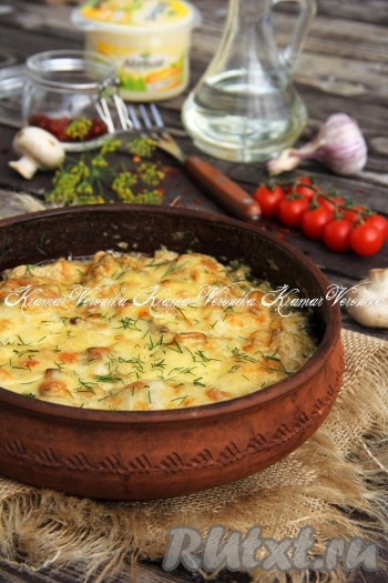 Запекать тефтели в грибном соусе в разогретой духовке минут 25 при температуре 200 градусов. Ароматное, вкусное блюдо подавать к столу в горячем виде, дополнив гарниром.