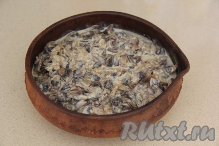 Залить тефтели сверху грибным соусом.