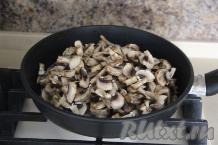 Шампиньоны (у меня свежие) промыть и нарезать на пластинки. Если вы готовите с лесными грибами, то тщательно их переберите, промойте, а затем отварите в течение 25-30 с момента начала кипения воды, переложите отваренные грибочки в дуршлаг, чтобы стекла лишняя вода, а после этого, если необходимо, нарежьте некрупно. К обжаренному луку выложить подготовленные грибы.