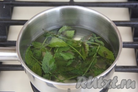 Когда сироп полностью остынет, удалить из него мяту.