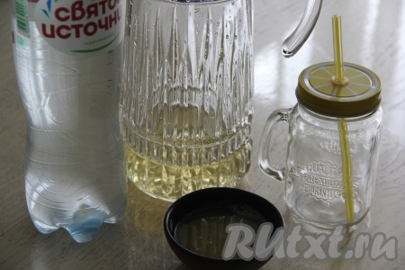 Влить в графин охлаждённый сироп. Из апельсина и лимона выдавить сок.