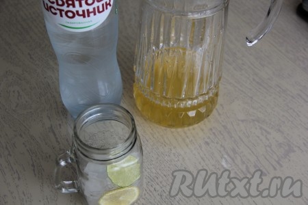 Влить сок апельсина и лимона в графин к сиропу.