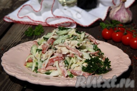 Салат с курицей и копчёной колбасой
