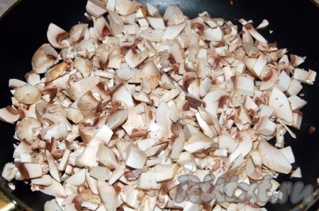 Шампиньоны мелко нарезать и обжарить до готовности.