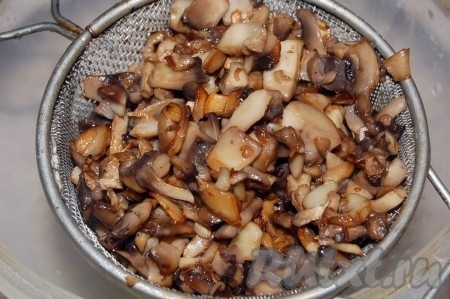 Обжаренные шампиньоны выложить на сито, чтобы стекло лишнее масло.