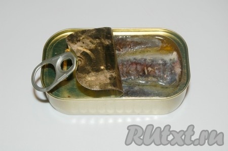 Приготовить рыбные консервы. Размять рыбу вилкой, не очень мелко.