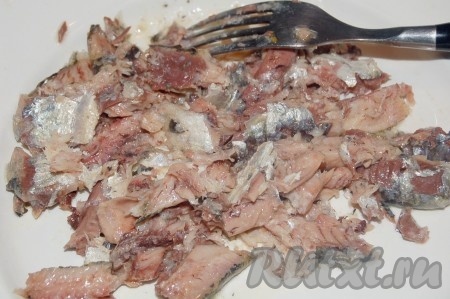 Приготовить рыбные консервы. Размять рыбу вилкой, не очень мелко.