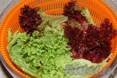 Салат вымыть, обсушить, порвать руками или порезать.