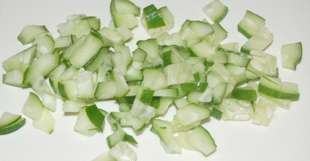 Огурец нарезать мелкими кубиками.