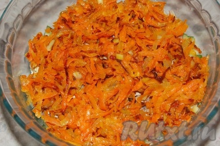 Слой моркови с луком.