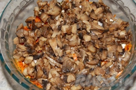 Слой оставшихся шампиньонов.