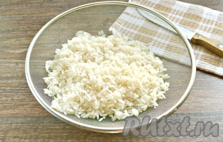Промываем рис несколько раз проточной водой. В кастрюлю наливаем достаточно много воды, довводим на сильном огне до закипания, затем выкладываем промытый рис, даём закипеть и, убавив огонь до минимума, варим минут 10 (до полуготовности риса). Откидываем рис на сито, промываем холодной водой. Даём воде полностью стечь.