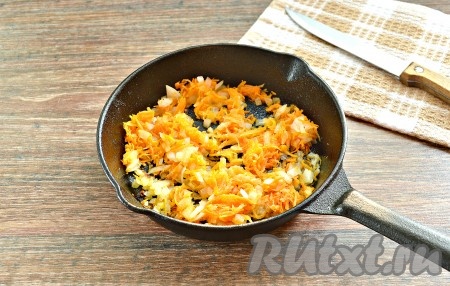 Морковку и лук очищаем. Натираем морковь на тёрке, лук нарезаем на мелкие кубики. В сковороде прогреваем растительное масло. Выкладываем лук с морковкой, обжариваем их на умеренном огне до мягкости (на это потребуется минут 5-7), помешивая время от времени, затем снимаем с огня и остужаем.