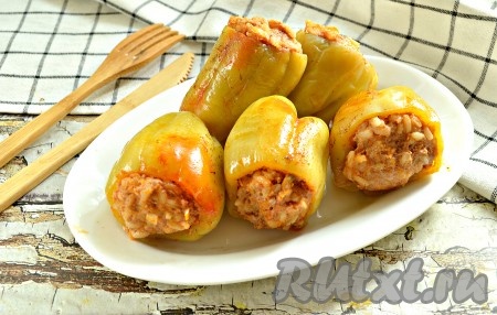 Наивкуснейшие фаршированные перцы с сочной начинкой из фарша и риса можно подавать к столу как самостоятельное блюдо, дополнительно полив перчики заливкой из томатной пасты, в которой они тушились в кастрюле.