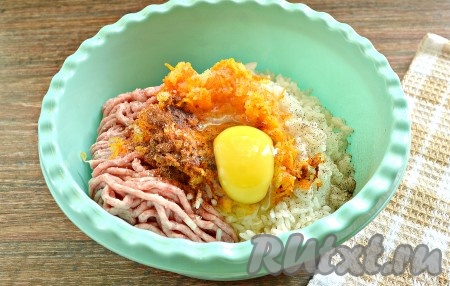 В эту же миску вбиваем сырое яйцо, по вкусу солим, сдабриваем молотой паприкой и молотым чёрным перцем.