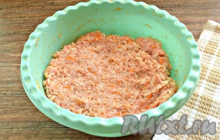 Тщательно перемешиваем и начинка из фарша, риса и овощей для фаршировки перцев готова.