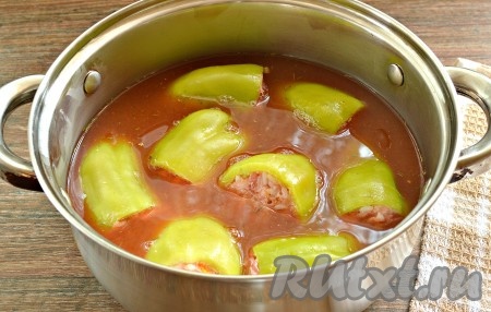 Томатную пасту смешиваем с 500-600 мл кипячёной водой, солим по вкусу, добавляем сушёный укроп, тщательно перемешиваем. Получившейся томатной заливкой покрываем фаршированные перцы, но не полностью, а так, чтобы они немного торчали из заливки. Если заливки недостаточно, добавьте воду из чайника.