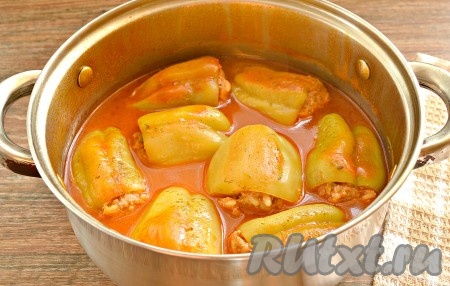 Фаршированные перцы с фаршем и рисом с томатной пастой в кастрюле