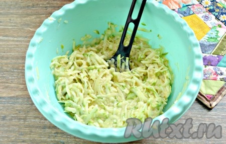 Картофельно-кабачковое тесто должно получиться вязким, при необходимости, можно добавить ещё немного муки.