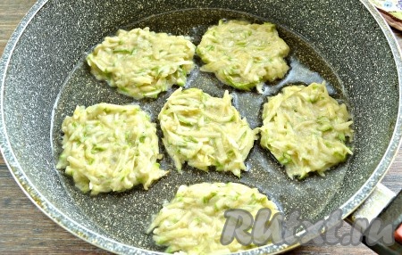Получившееся тесто следует использовать сразу. Разогреваем в сковороде растительное масло и выкладываем по 1 столовой ложке теста в виде круглых, достаточно плоских оладий. Жарим драники на среднем огне до зажаристой корочки с двух сторон (примерно, по 3-4 минуты с каждой стороны). Картофельные драники, приготовленные с добавлением кабачка, со сковороды лучше вначале выкладывать на бумажные салфетки, чтобы удалить излишки масла, а затем перекладывать на тарелку для подачи. Периодически перемешивая тесто и добавляя по мере необходимости масло в сковороду, постепенно жарим все драники. Из предложенного количества ингредиентов у меня получились 8 драников из картошки и кабачков.
