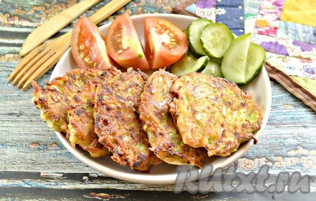 Драники, приготовленные из кабачков и картошки, хороши на вкус и горячими, и полностью остывшими.