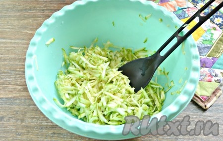 Если вы возьмёте кабачок с тонкой шкуркой, тогда его можно готовить вместе с кожурой, его достаточно будет тщательно вымыть, обрезать кончики с двух сторон. Если будете использовать кабачок с жёсткой кожурой и крупными семечками, тогда семечки нужно будет удалить, а кожуру - срезать. 150 грамм подготовленного кабачка натираем на крупной тёрке. Получившуюся кабачковую массу отжимаем от лишнего сока (я беру частями кабачковую массу в руку и, сжимая в ладони, отжимаю от лишнего сока). Выделивший сок нам больше не понадобится. Отжатую кабачковую массу перекладываем в достаточно глубокую миску.