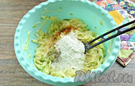 В получившуюся кабачково-картофельную массу всыпаем муку, солим на свой вкус, сдабриваем специями (я приправила молотой паприкой и чёрным молотым перцем), тщательно перемешиваем.