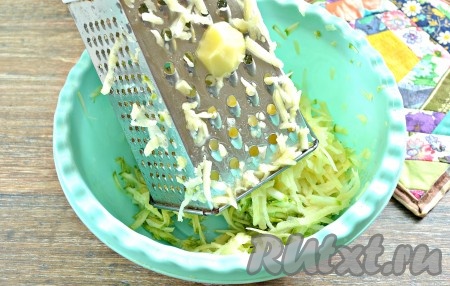 Очищаем картофель и сразу натираем на крупной тёрке в миску с кабачковой массой.