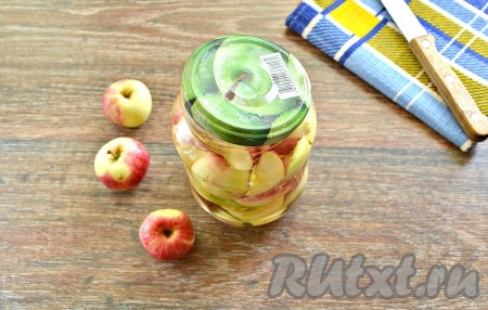 Яблочные ломтики в банках полностью заливаем кипятком. Накрываем банки заранее прокипячёнными крышками и оставляем в таком положении на 20 минут.
