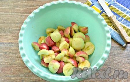 Нарезаем яблоки на крупные дольки, удаляя сердцевины с семечками.
