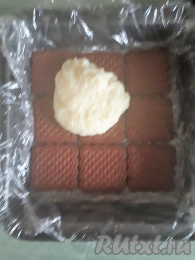 Выложить первый слой печенья, равномерно покрыть его 1/3 частью горячего крема.