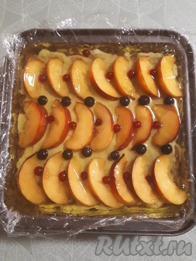 Залить торт начинающим застывать желе.