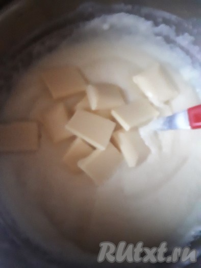 Добавить в горячую манную кашу поломанный на кусочки белый шоколад, перемешать до растворения шоколада. По желанию, на этом этапе в крем можно добавить цедру и сок лимона.