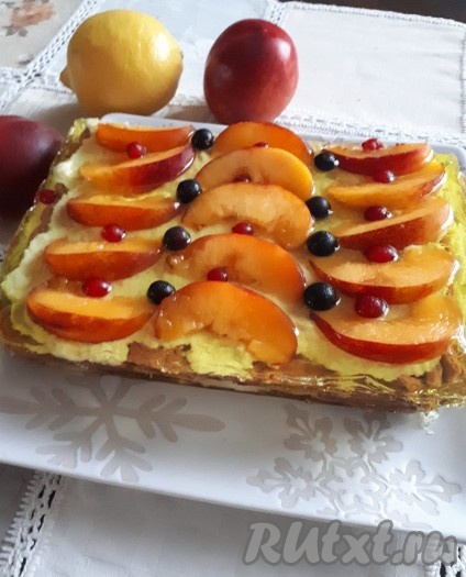 Поместить торт из печенья в холодильник на несколько часов (или на ночь). Желе должно полностью застыть. Торт, приготовленный  без выпечки с кремом из манки, осторожно вынуть из формы и переложить на тарелку.