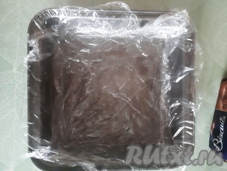 Форму, в которой будем собирать торт, застелить пищевой плёнкой.