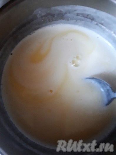 Поставить вновь сотейник на плиту и сварить, помешивая, на умеренном огне густую манную кашу, снять с огня.