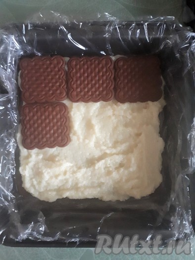 Повторить слои печенья и крема ещё дважды.