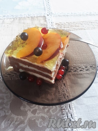 Остаётся нарезать на порционные кусочки аппетитный торт из печенья с кремом из манки и подать к чаю. Тортик вкуснее на второй или даже на третий день - печенье пропитывается кремом и торт становится очень нежным, просто тающим во рту.