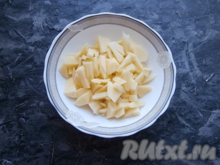 Картофель очистить, нарезать на небольшие кусочки.