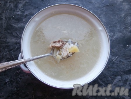 В кастрюлю с рисом добавить картофель и куриное мясо, дать закипеть, а затем варить суп на небольшом огне минут 20-25 (до готовности картошки и риса).