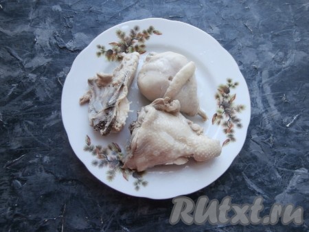 Отваренную курицу вынуть, остудить. Бульон, в котором варилось мясо, если нужно, процедить и вернуть в кастрюлю. Если в процессе варки испарилось много воды, тогда добавьте в кастрюлю с бульоном воду, чтобы получилось 2 литра. Кастрюлю с бульоном поставить на достаточно сильный огонь. Дать бульону закипеть.