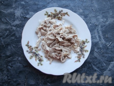 Остывшую курицу освободить от костей, мясо измельчить.